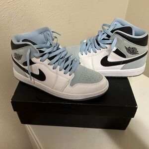 Jordan 1 mid se white/ ice blue - black